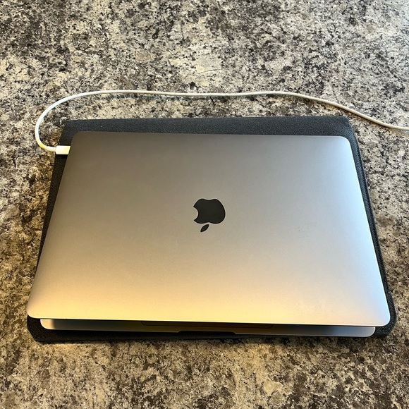 Macbook air 256g 2020 with case and charger - Picture 3 of 16